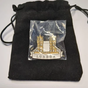 Sammlerstück Original Neu Burberry London City Tower Bridge Metall/Emaille Pin Anstecker - Bild 1 von 4