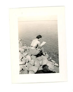 Bibliófilo, mujer leyendo afuera junto al lago - foto instantánea vintage - Imagen 1 de 3