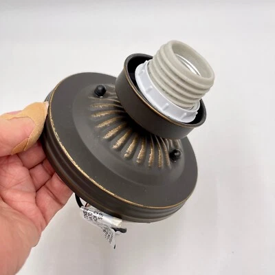 Hampton Bay Bronce frotado con aceite Montaje al ras con cable Soporte de 1 lámpara 5" Foto 1 de 4