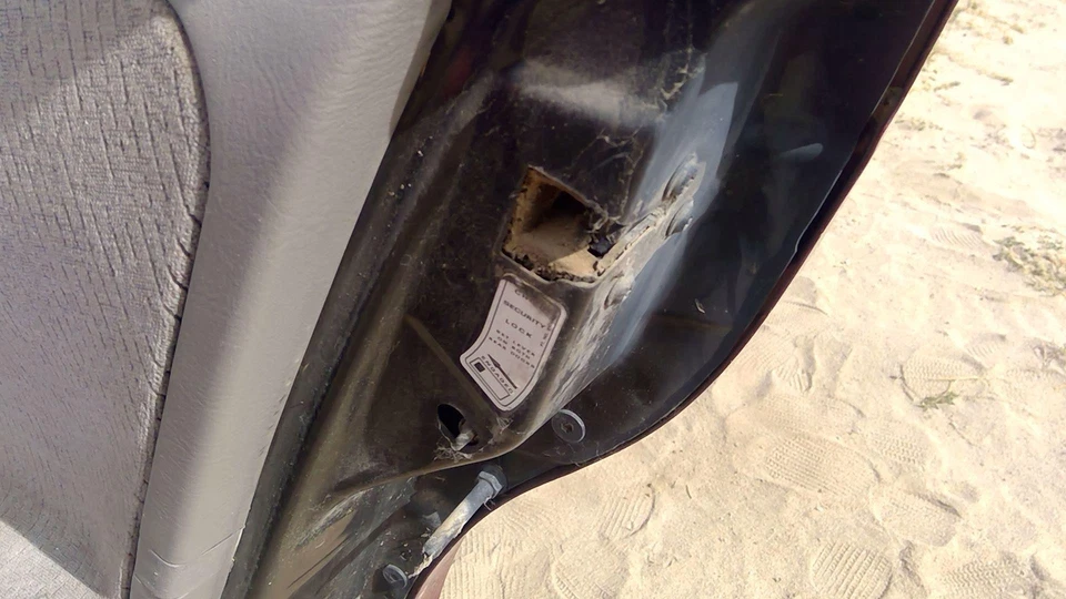 Pestillo de puerta trasera derecha Saturn Sw2 1996-1999 pasajero con varillas/cables trasero OEM Foto 1 de 4