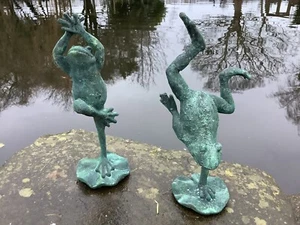 PAIR OF METAL CAST IRON VERDIGRIS FROGS ON LILY PAD STATUE GARDEN ORNAMENTS ๐ธ - Picture 1 of 11