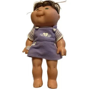 De colección 1996 Cabbage Patch Kid, cabello castaño, ojos verdes, Mattel, traje, cuerpo duro - Imagen 1 de 8
