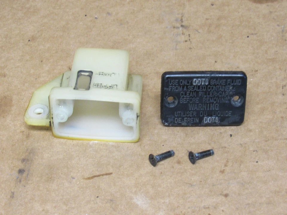 Líquido de frenos trasero Suzuki Cavalcade GV1400 1987 reactivación Foto 1 de 4