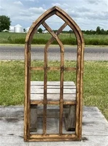 Dunkler gewölbter Domfensterrahmen, Kirchenrahmen aus Holz, gotischer Fensterrahmen, - Bild 1 von 6