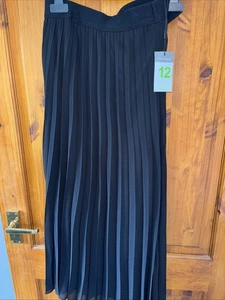 Ladies Primark Size 12 Long Black Pleated Skirt - Picture 1 of 3