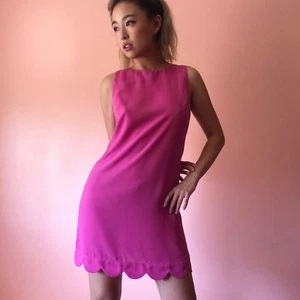 Glamouröses Etuikleid mit Jakobsmuschelsaum - Bild 1 von 3