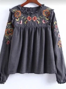 BLUSA ZARA GRIS CON VOLANTES BORDADOS ~ USADA EN EXCELENTE ESTADO ~ TALLA XL - Imagen 1 de 15