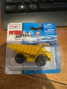 2010 Maisto Fresh Metal Construction Dump Truck Yellow - Picture 1 of 1
