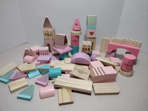 Juego de bloques de castillo FAO Schwarz 74 piezas bloques de construcción de madera maciza pastel y natural - Imagen 1 de 8