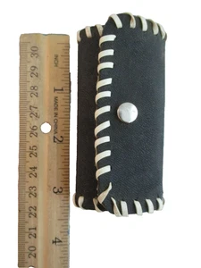 Vintage dreifach faltbares schwarzes Leder Schlüsseletui Etui mit weißen geschnürten Kanten - Bild 1 von 3