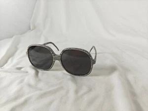 Liz Claiborne Butterfly Oversized Sunglasses - Picture 1 of 7