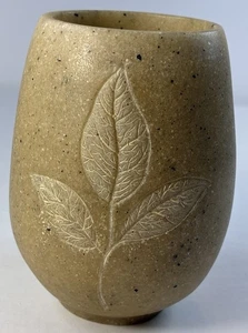 Vintage Vase Steinähnliches Material mit geschnitztem Blatt Design 4 1/2" hoch - Bild 1 von 9
