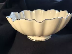 Tazón esculpido Lenox con platino decorado a mano, 6"" de ancho por 2,75"" de alto - Imagen 1 de 11