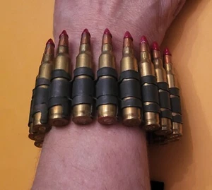 BRACCIALE BULLET BRACCIALETTO-223C-20 PROIETTILI VERI-OTTONE-9,5"L-VUOTO-PUNTA ROSSA-ADJ. - Foto 1 di 8