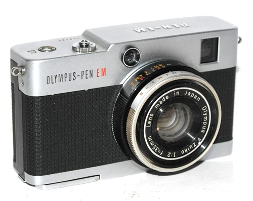 Cámara fotográfica Olympus PEN EM plateada 35 mm medio marco con lente Zuiko F2 35 mm Foto 1 de 1