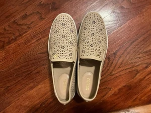 Michael Kors Slip-On Sneakers Women’s Sz 9.5?Beige Perforated Leather MK Logo - Picture 1 of 3