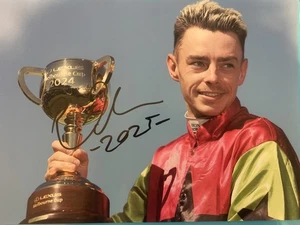 Foto A4 firmada por Robbie Dolan con certificado de autenticidad - Carreras de caballos / Jockey / Copa Melbourne - Imagen 1 de 1