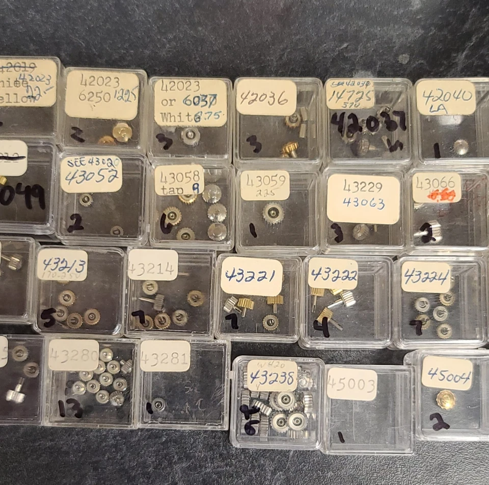 Varias coronas Omega vintage nuevas de stock antiguo Foto 1 de 1