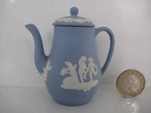 CAFETERA MINIATURA WEDGWOOD AZUL JASPE WARE... TAMAÑO CASA MUÑECAS... ¡PEQUEÑA!! - Imagen 1 de 9