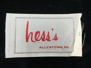 Etichetta abbigliamento seta ricamata vintage HESS'S Department Store Allentown PA 3x2 - Foto 1 di 5