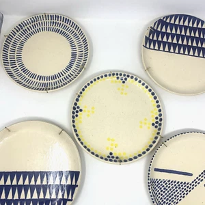 Handgefertigte & signierte Keramik 9" Teller - Abstrakt Antik Stamm Wandbehang Set/5 - Bild 1 von 12