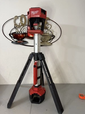 PIEZAS SOLO Milwaukee M18 2131-20 Luz de torre de iones de litio de 18 V Foto 1 de 4