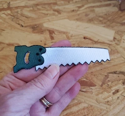 Herramientas - Sierra - Sierra de mano - Carpintero - Hierro bordado en parche - 4" W (10,2 cm) Foto 1 de 2