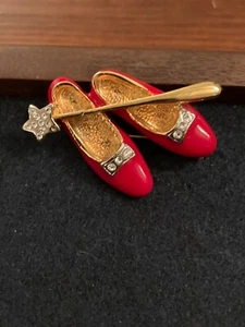 Wizard of Oz - Dorothy's RUBY SLIPPERS & Wand Pin-Rhinestones/Goldtone -1 1/2" - Picture 1 of 3
