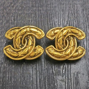 Pendientes de clip vintage CHANEL chapados en oro con logotipos CC Matelasse #860c para subir - Imagen 1 de 8