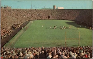 C1950s UNIVERSIDAD DE MINNESOTA POSTAL "ESTADIO CONMEMORATIVO" escena de juego de fútbol - Imagen 1 de 2