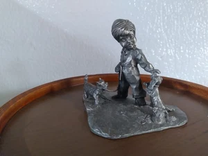 Estatuilla Heritage Pewter M. De Oliveira, perro cachorro caminando niño pequeño - Imagen 1 de 5