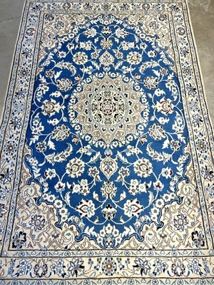 Тонкий шерстяной и шелковый ковер ручной вязки 3 фута 1 дюйм x 4 фута 9 дюймов - Изображение 1 из 4