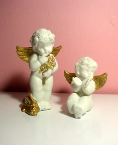 Vintage kleine Cherubs mit goldenen Flügeln einer stehend & andere sitzend Hände hoch - Bild 1 von 3
