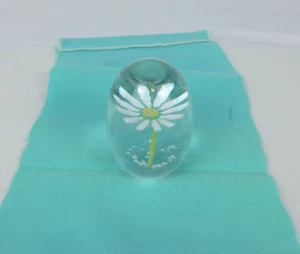Pisapapeles vintage francés arte pulgar flor de vidrio margarita forma de huevo escultura - Imagen 1 de 10