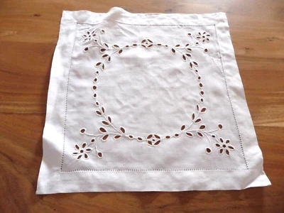 Linge ancien Napperon fil lin blanc    brodé    ( 28.5 x 28.5  cms ) - Photo 1/2