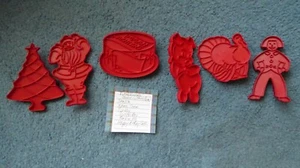 Sechs Vintage Tupperware rote Kunststoff Ausstechformen Feiertage: Weihnachten Geburtstag Türkei - Bild 1 von 8