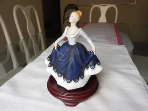 ROYAL DOULTON LISA H.N. 2310 COPR. 1968 Figurine 7 1/2" - Made in England - Picture 1 of 12