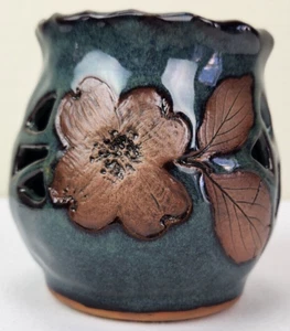 Candelabro de cerámica cerámica de colección esmalte verde hojas de flores firmado por artista - Imagen 1 de 16