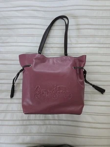 BOLSO DE MANO/BOLSO DE HOMBRO COACH de cuero con logotipo de caballo y carro ~ frambuesa/vino - Imagen 1 de 14