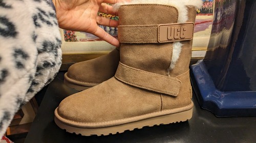 Stivali UGG donna Bailey con cinturino e logo grafico taglia 7 castagno