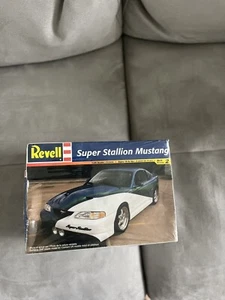 Revell Super Stallion Mustang Modell 1999 Maßstab 1:25 85-2571 NEU - Bild 1 von 5
