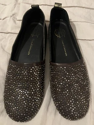 House of Harlow 1960 Stud Kye cuero plano metálico para mujer EE. UU. 9,5/40 UE - ¡USADO EN EXCELENTE ESTADO! Foto 1 de 4