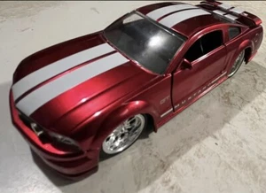 Ford Mustang GT Bj 2006 rot mit weißen Streifen, Maßstab 1:32, A-17 - Bild 1 von 9