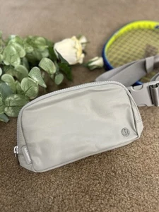 Bolso Cinturón Lululemon Everywhere 1L (7.5”x2”x5”) RWLI NUEVO CON ETIQUETAS $49 - Imagen 1 de 9