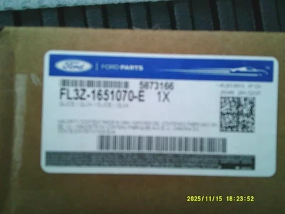 Novo OEM Ford Sunroof Guide FL3Z-1651070-E Apenas guia lateral para drivers - Imagem 1 de 3