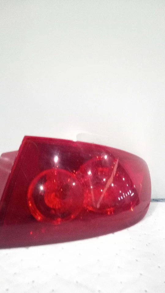 Conjunto de lanterna traseira esquerda usado serve: 2005 Mazda 3 Sdn quarto painel montado vermelho l - Imagem 1 de 4
