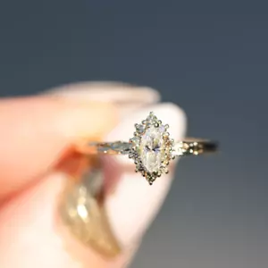 Alianza de oro amarillo de 18 quilates corte marquesa de 1,90 quilates diamante creado en laboratorio IGI - Imagen 1 de 11