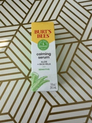 Suero calmante Burt’s Bees con soluciones sensibles a la leche de aloe y arroz 1 oz/29,5 ml Foto 1 de 4