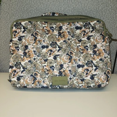 Estación de trabajo ultraligera para computadora portátil Vera Bradley en pequeña salvia floral exuberante  Foto 1 de 4