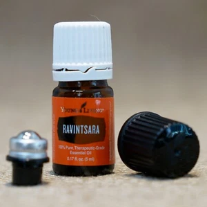 Young Living RAVINTSARA 5 ml + olio essenziale ROLLER NUOVO mai aperto SPEDIZIONE GRATUITA 24 ore - Foto 1 di 2
